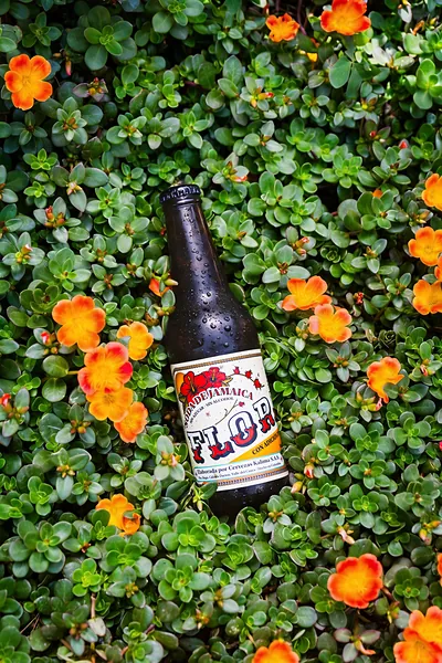Botella de Flora entre flores